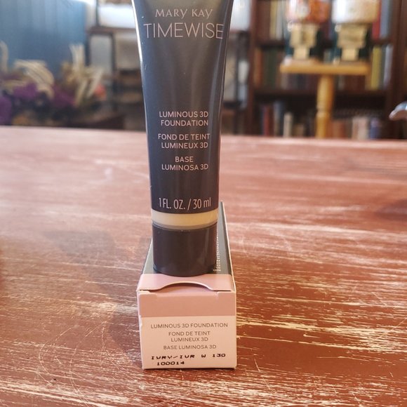 Ivory W 130 (Warm) Luminous 3D Foundation   Normal to Dry Skin TimeWise® - Picture 1 of 4